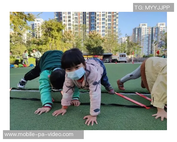 幼儿园小朋友快乐踢足球的精彩瞬间展示与活动回顾 幼儿园小朋友快乐踢足球的精彩瞬间展示与活动回顾