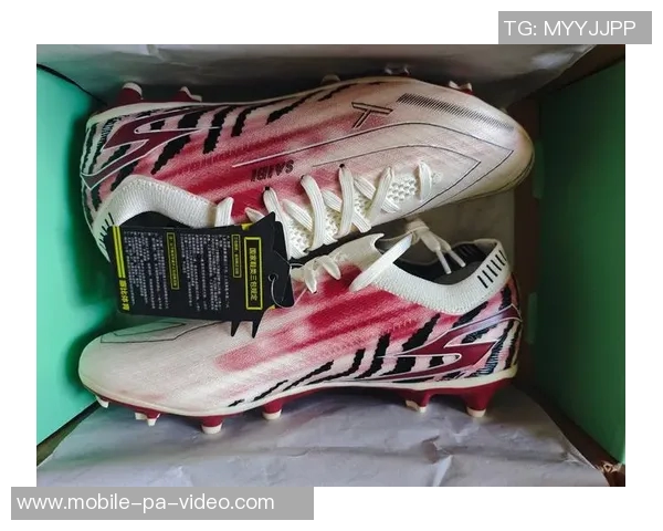 提升球场表现选择ag足球鞋短钉让你在比赛中如虎添翼的秘密武器